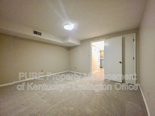 Building Photo - 3462 Lansdowne Dr