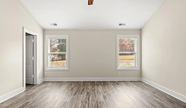 Building Photo - 2026 Lakeside Ln