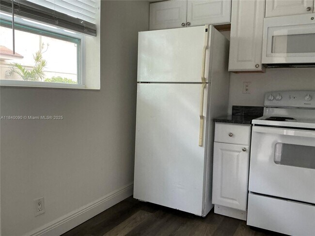 Building Photo - 407 Gardens Dr