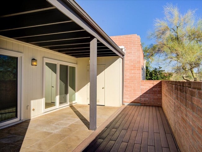 Building Photo - 5526 N Arroyo Grande Dr