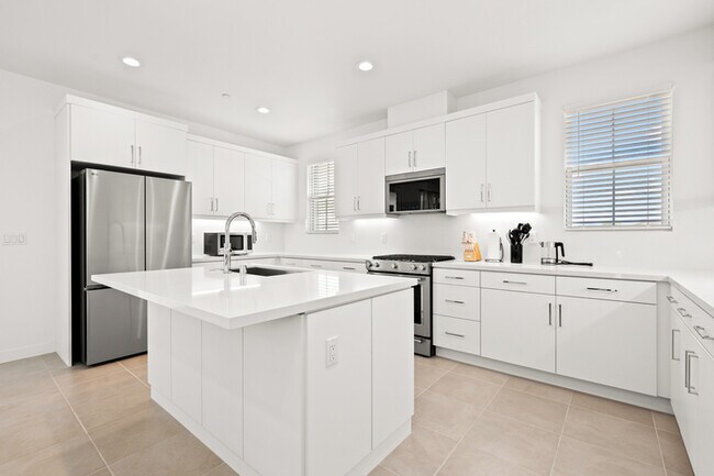 Building Photo - Turnkey Furnished 4BR Home in Palm Desert ...