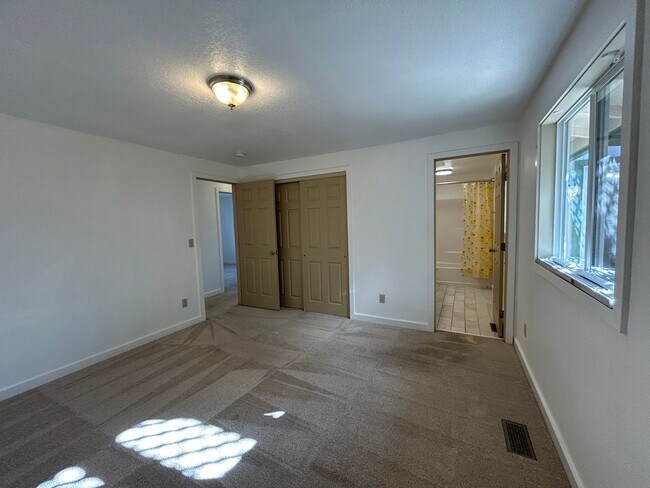 Building Photo - 4 Bedroom / 2 Bathroom Home in SW Redmond