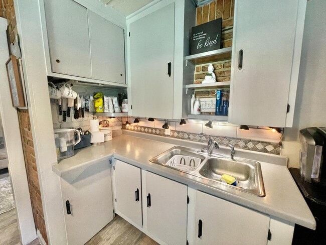 Building Photo - 223 Hemlock Dr