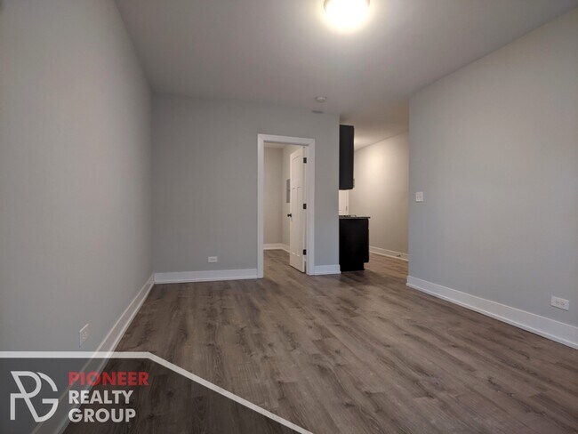 Building Photo - 709 W Brompton Ave