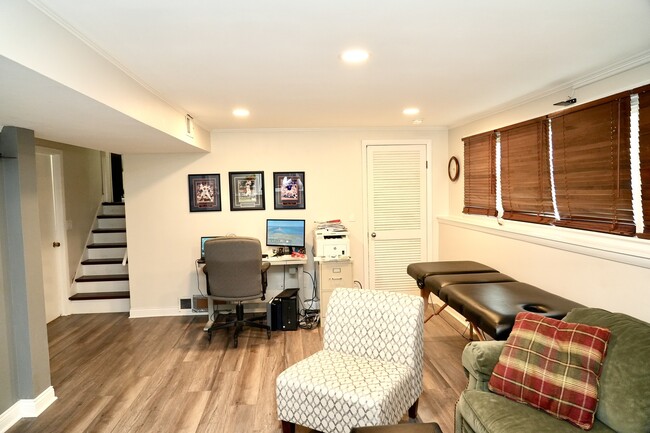 Building Photo - 211 Sandalwood Dr
