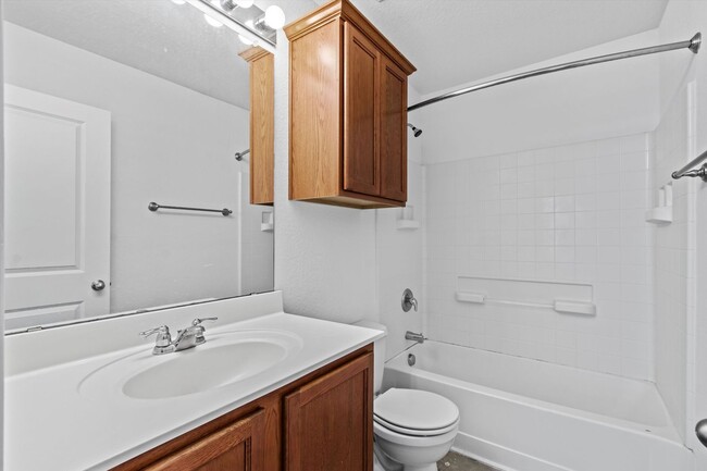 Building Photo - 2 Bedroom 2 Bathroom Duplex in Blanco Rive...