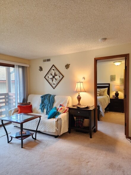 Beautiful spacious layout - 9645 Independence Dr