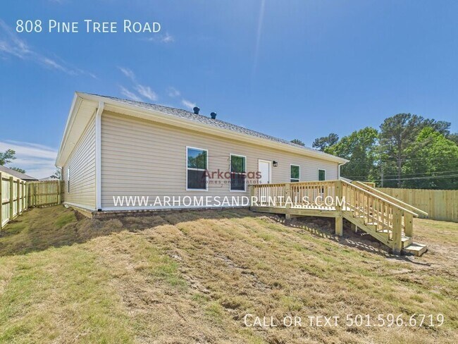Building Photo - 808 Pine Tree Rd