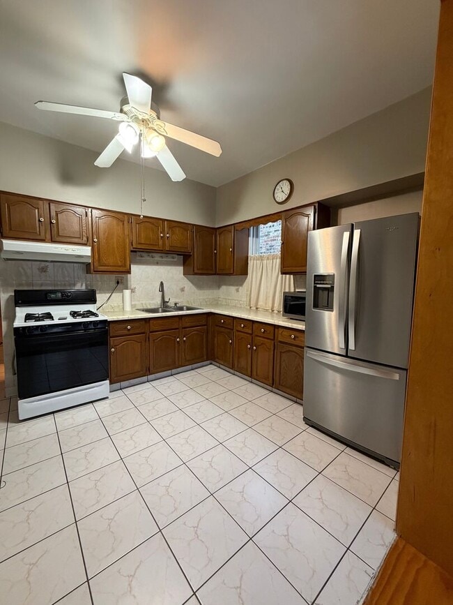 Building Photo - 2526 W Gunnison St