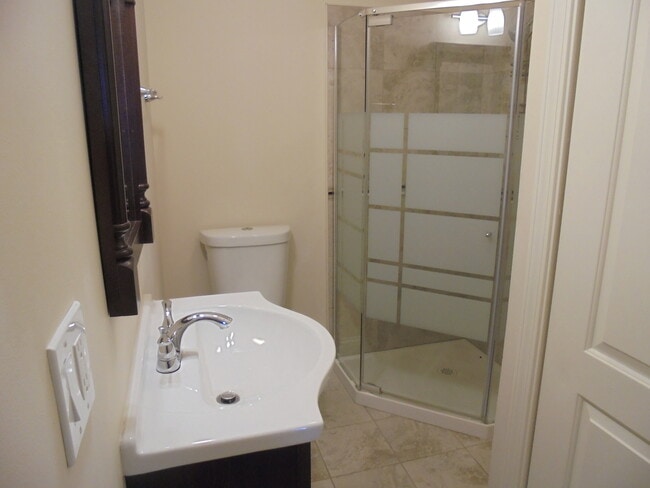 Building Photo - 66 Barrow Dr