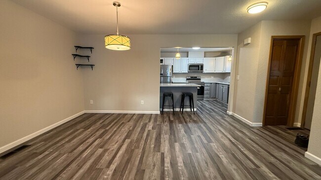 Building Photo - Lovely 2 bed townhome with private bathrooms for each!  Don't miss!