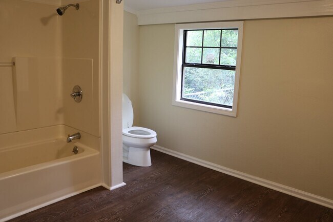 Building Photo - 3 Bedroom 2 bathroom Family Home