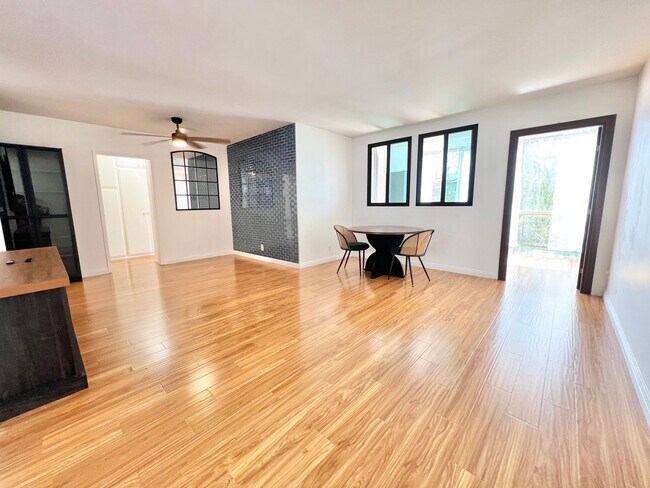 Building Photo - Charming 1BD + Den Condo in Bluff Park – Secured Parking & Prime Coastal Location