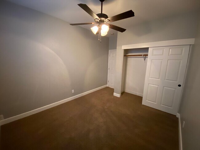 Building Photo - NW Visalia Home Rent Ready! !