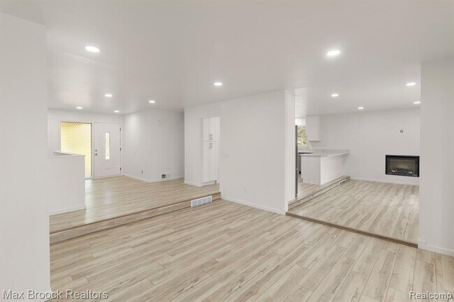 Building Photo - 6207 Nicholas Dr