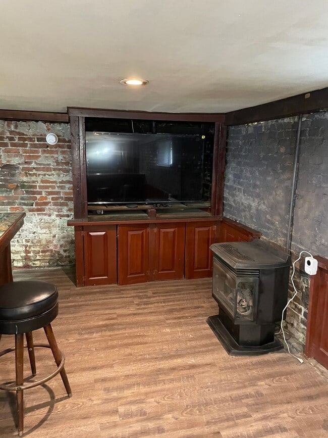 Building Photo - Cozy 1 Bedroom 1 Bathroom Basement Unit!