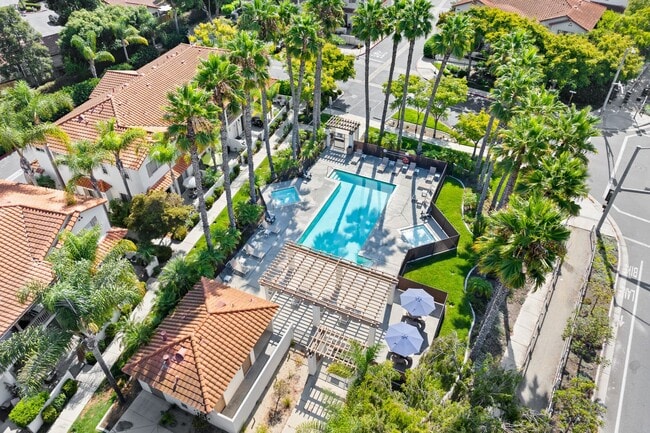 Building Photo - Beautiful townhome in the desirable Rancho Rose community in Jeffries Ranch!