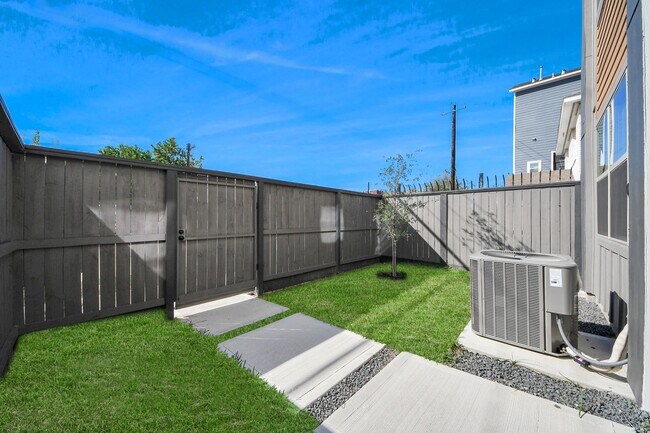 Building Photo - 2524 Live Oak St