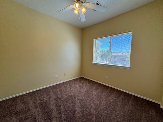 Building Photo - * $400 off move-in! Call today!!* Spacious 3 Bed Home with Office in Glendale - 2 Car Garage - Fr...