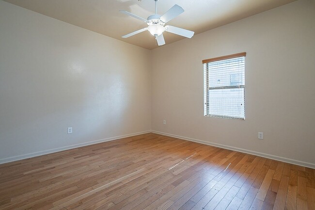 Building Photo - 928 E 6th St