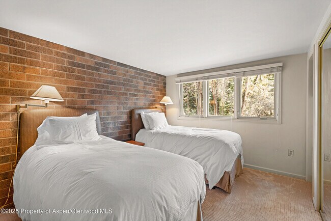 Building Photo - 625 S W End St