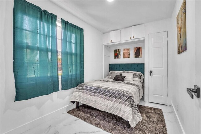 Building Photo - 1208 N 25th Ave