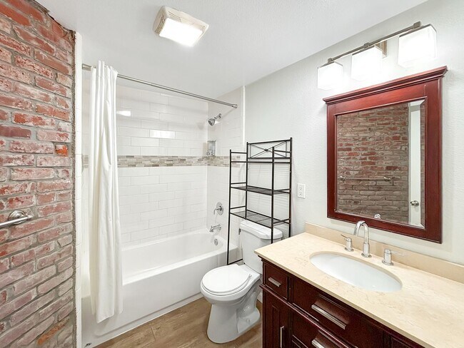Building Photo - Charming 3BD/1BA Condo in University Heigh...