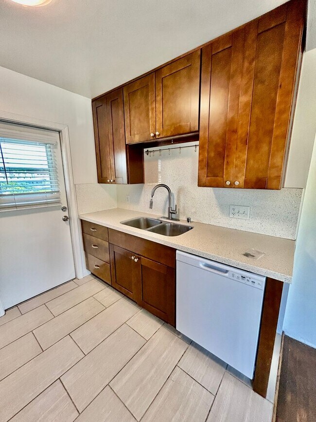 Building Photo - Charming and Bright 2 bed 1 bath in Point Loma