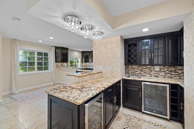 Building Photo - 5 Bedroom 5.5 Bathroom Pool Home in Encino