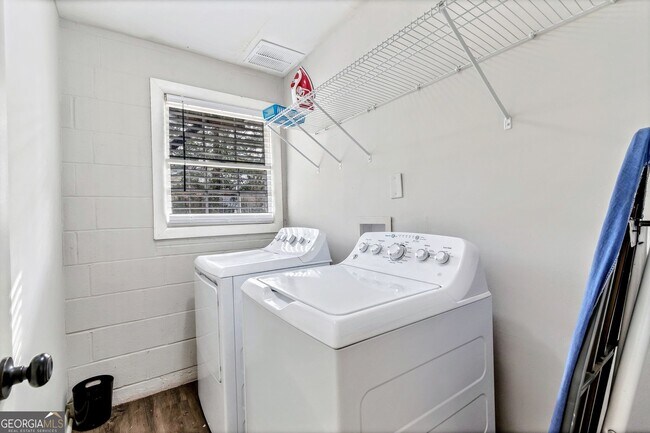 Building Photo - 2480 Powers Ferry Dr SE