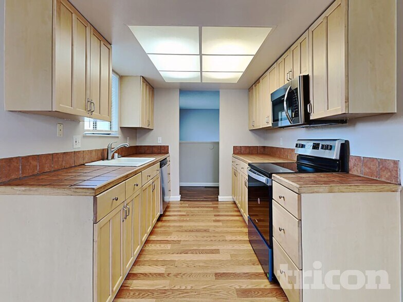 Building Photo - 1465 Van Petten St