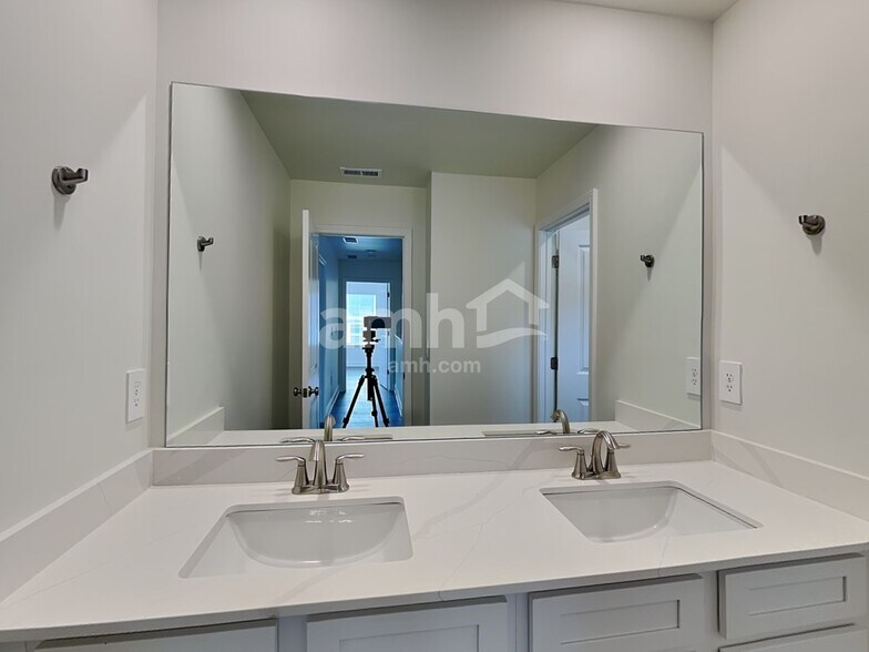 Building Photo - 3286 Emzy Dr