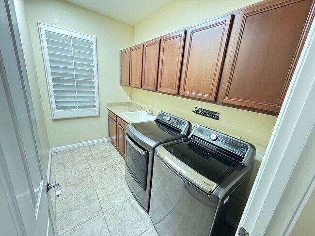 Building Photo - Spacious 4 Bedroom Home with Private Pool!