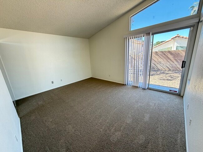 Building Photo - Carry Over Showing: This property has been shown before and will be rented to the first most qual...