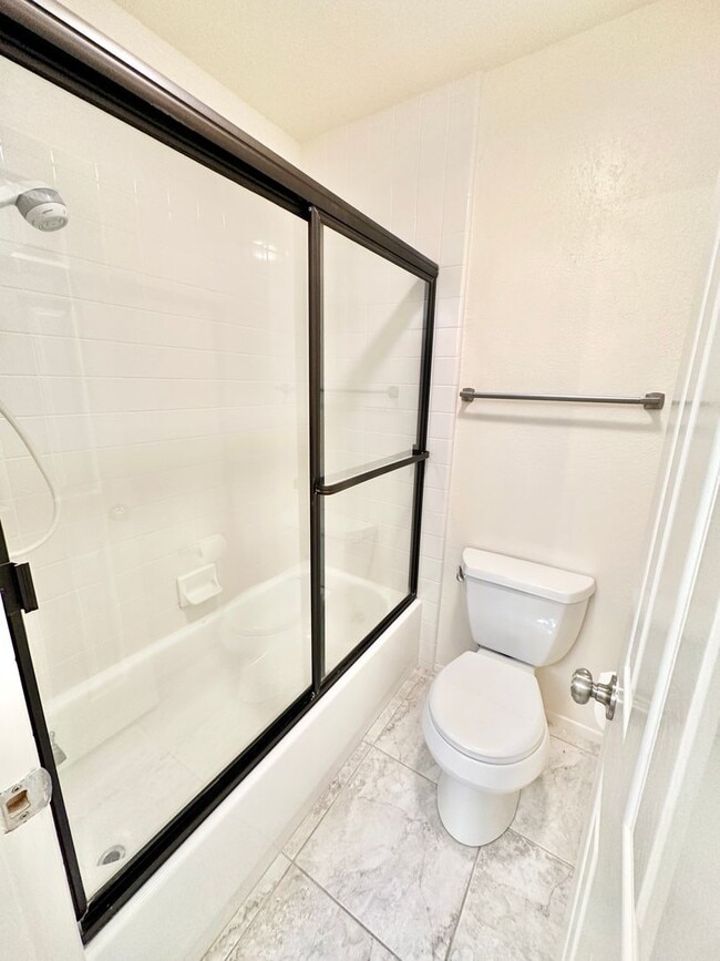 Building Photo - Beautiful Upstairs Condo Unit in the Priva...