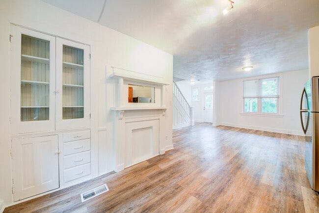 Building Photo - Available JUNE 2026 - Spacious 2 Bedroom Home in Mt. Washington!