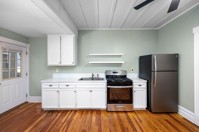 Building Photo - 647 Fairview Ave NE