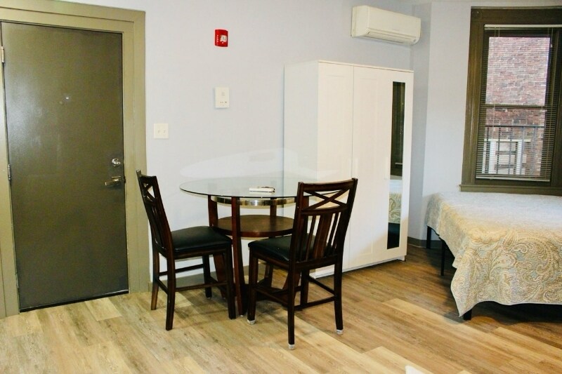 Building Photo - 842 Park Ave