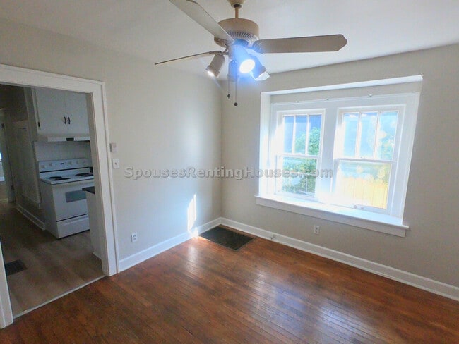 Building Photo - 1427 N Gladstone Ave