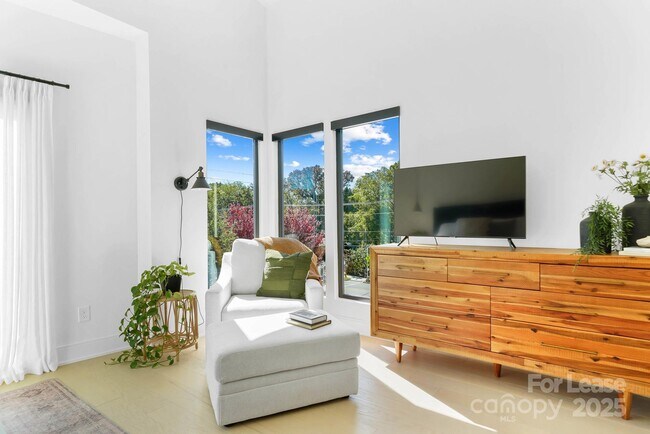 Building Photo - 3301 Spencer St