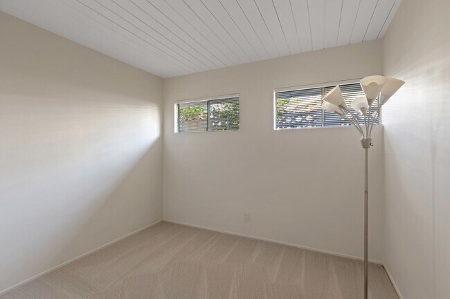 Building Photo - Stunning Mid-Century Modern 4 BR 3 BA with Bonus Room and Office