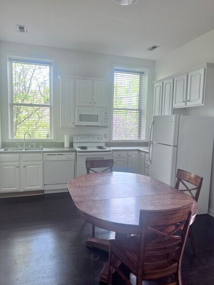 Building Photo - 1627 W Main St