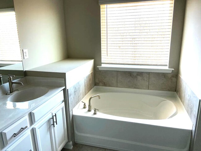 Building Photo - 1377 Elderwood Way