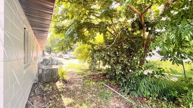 Building Photo - Spacious 2 Bed / 1 Bath Duplex in West Orl...