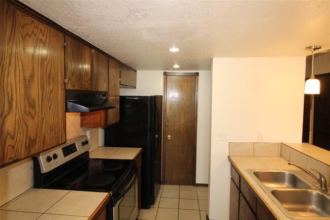 Building Photo - 904 Aspen Ct