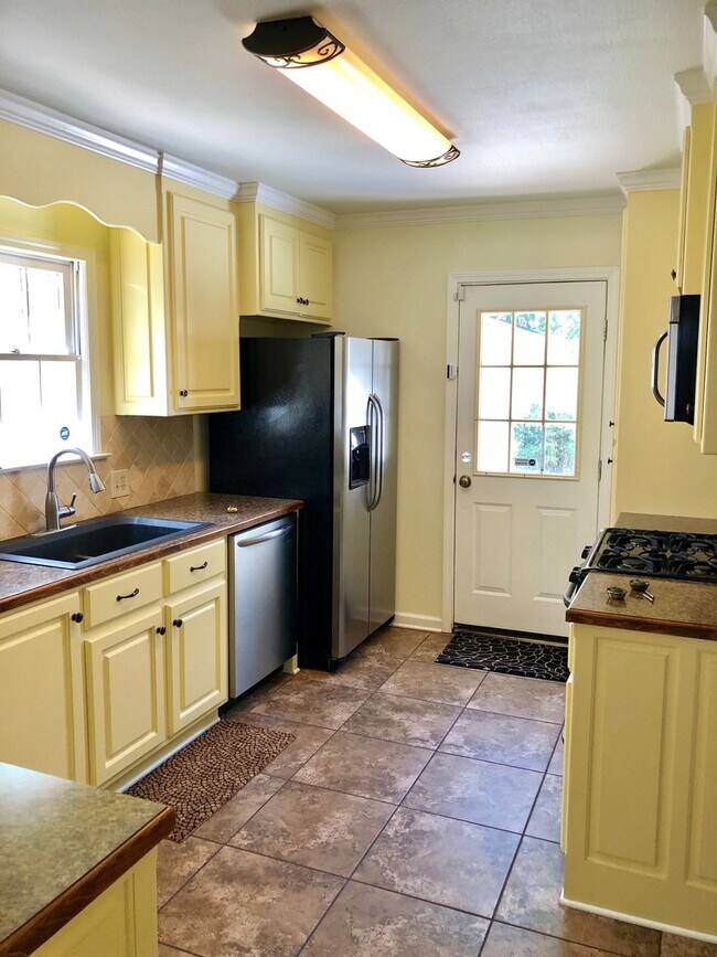 Building Photo - Charming Three Bedroom near TTU - July 2025!