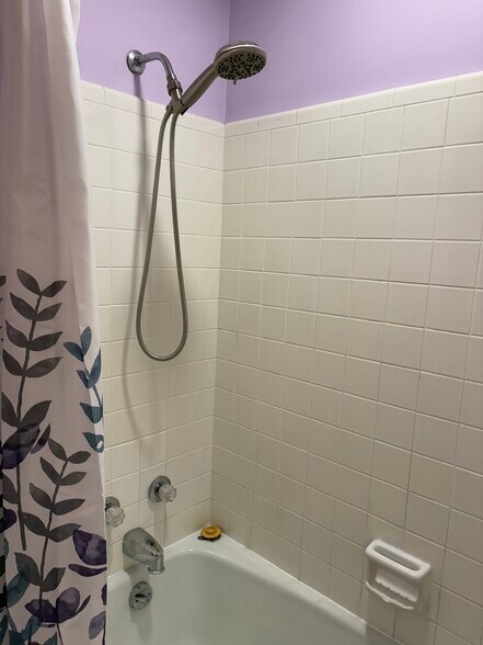 TUB SHOWER 1 - 509 Highwood Dr