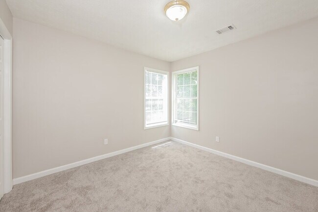 Building Photo - 827 New England Ct