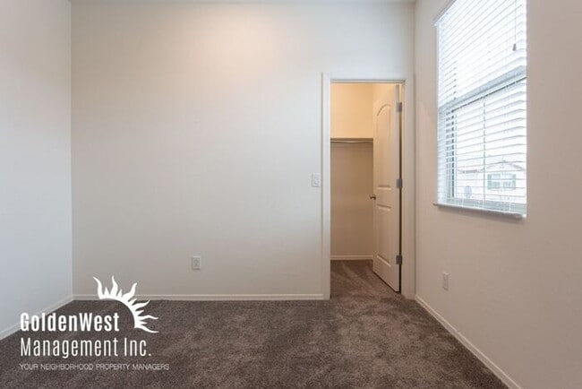 Building Photo - Bright & Airy 4 Bdm 2Ba in Quiet Neighborh...