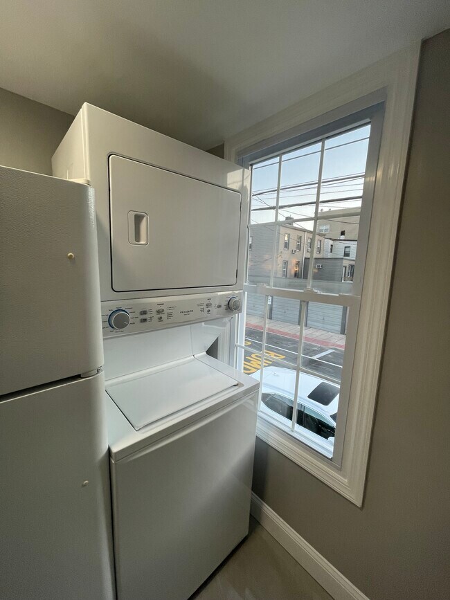 Building Photo - 160 18th St